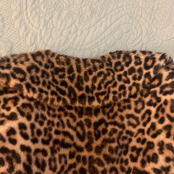 Leopard fur coat sits 3” below hip bone. Loose fit. Fits medium to large. - Picture 7 of 8